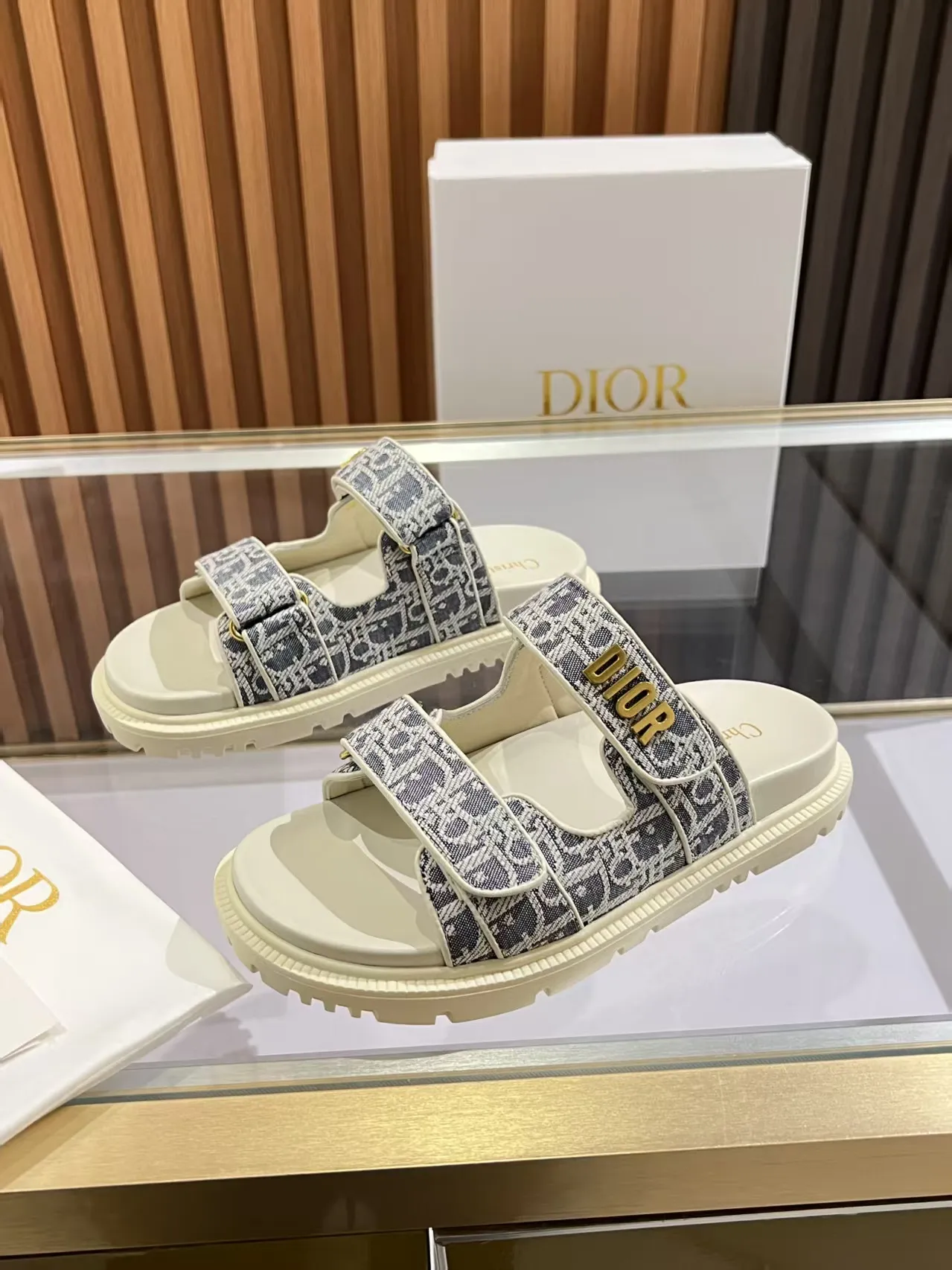 👟👟Ex-factory price 480👟👟 Dior classic popular sandals Step into the fashion territory of Dior slippers and encounter the ultimate fusion of elegance and comfort. The upper is engraved with the Christian Dior Paris logo using exquisite embroidery technology. The delicate stitching tells the brand's profound heritage and is fully recognizable.   Made of high-quality materials, it feels soft and fits your feet, as if it is a gentle care tailor-made for your feet. The sole is carefully designed and engraved with Christian Dior's lucky star symbol. It is not only a beautiful embellishment, but also provides reliable grip, making every step steady and secure.   It has a simple design and is easy to put on and take off. Whether it is a lazy weekend or a pleasant vacation, it can be easily adapted. Whether paired with casual shorts, casual jeans, or an elegant dress, Dior slippers can instantly enhance the overall style and show a casual fashion attitude.   Dior slippers, in the name of fashion, inject luxurious charm into your life and accompany you with every step you take with confidence and elegance. Material: Fine genuine cowhide upper, outsole, TPR, non-slip and wear-resistant, code number: 35-41 (42 customized)